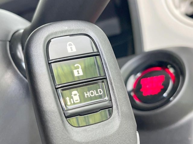 【Hondaスマートキー】カバンやポケットに入れたままでもドアの施錠・解錠が可能なスマートキーを装備。エンジンのオン・オフ時もカギを取り出す必要が無いからとっても便利です♪