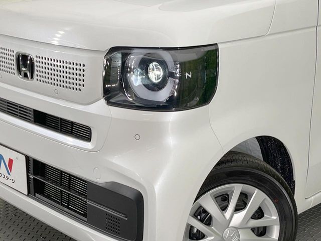 【LEDヘッドライト】悪天候や夜間走行時も良好な視界を確保し安心して運転できる高輝度LEDヘッドライトを装備！点灯速度が早く、消費電力も抑えられています。
