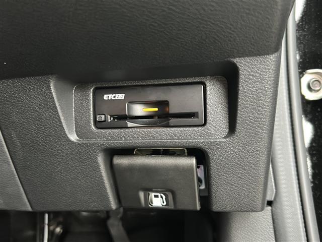 【ETC】有料道路を利用する際に料金所で停止することなく通過できる、ETC車載器（ノンストップ自動料金収受システム機器）が装備されています。セットアップを行うことで利用可能になります。