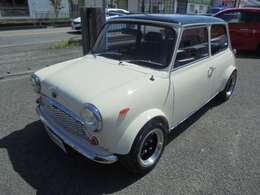 ★OEホワイト全塗装済★オースチンMK-1グリル★CIBIEヘッドライト★ルーカスサイドマーカー