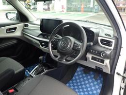 シンプルでスタイリッシュな内装です。足元スペースにゆとりが感じられるので快適です♪