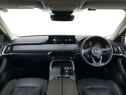 コックピットにある操作機器、情報などすべての要素をドライバー中心に左右対称に配置し、同時にそれらがドライバーに正対する造形とすることで、人とクルマの一体感を感じさせます。