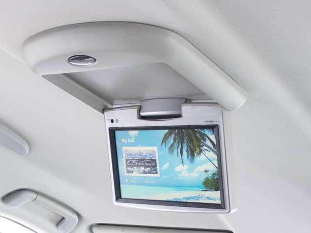 後席フリップダウンモニター装備！後席の方も一緒にご覧になれます！ドライブも大勢で楽しく行けますね！