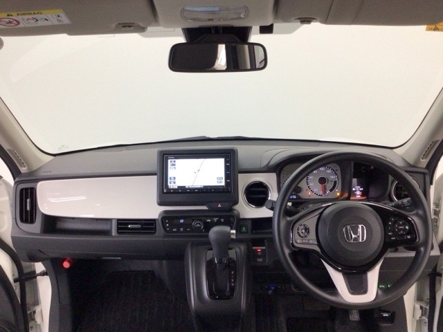 【前方視界】開放的な前方視界！運転がしやすく疲れにくいです♪窓が大きく、見通しがとっても良いおクルマですよ♪