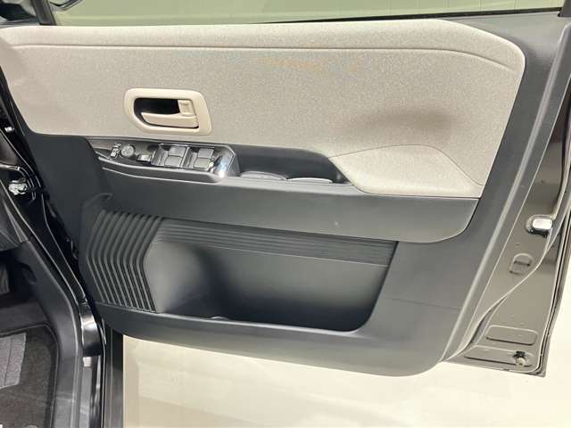 【運転席ドア】ボトルホルダーや収納ポケットが付いているので運転席周りもスッキリ保てます★