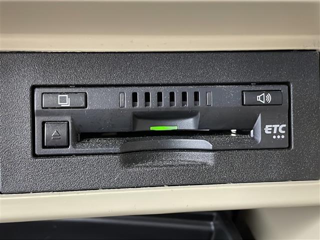 【ETC】有料道路を利用する際に料金所で停止することなく通過できる、ETC車載器（ノンストップ自動料金収受システム機器）が装備されています。セットアップを行うことで利用可能になります。