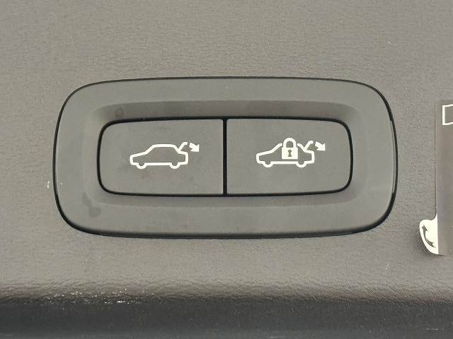 【パワーバックドア】荷物を持ちながらでも簡単にリアゲートを開閉できるあればうれしい装備の1つです。