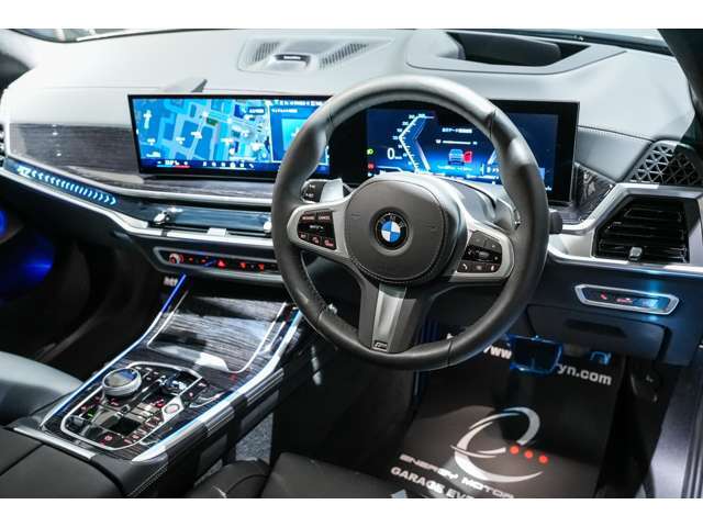 メーカーオプションが装備されておりますので右記にて紹介致します！！