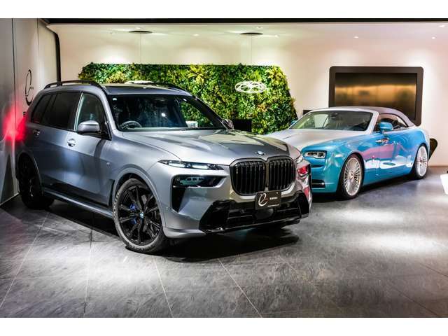 エブリンセレクションからX7  xDrive 40d を御案内をさせて頂きます。外装は希少カラーとなる『スカイスクレイパーグレーメタリック』ボディで、内装はメリノ・レザーを用いたブラックレザーが装備されております。