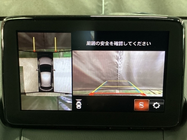 狭い場所での駐車やすれ違いなどでより的確な運転操作に役立つ360°ビューモニターが装備されています。