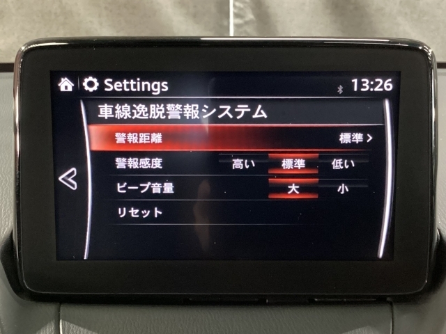 ハンドル操作をアシストすることにより車線からの逸脱回避を支援します。
