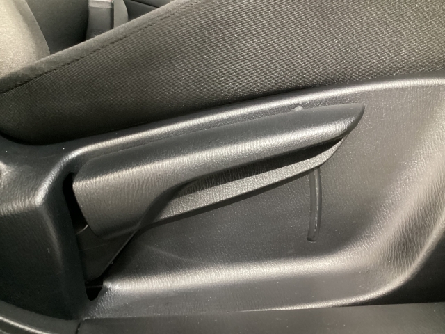 運転席にはドライバーの体型や好みに応じて前後方向だけでなく、高さの調整ができるシートリフターを装備！