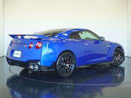 FUJITSUBO製チタン合金製マフラーは綿密に調律された感性に響く、迫力あるGT-Rサウンドを感じられます。