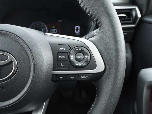 【ハンドル】ハンドル右側にはクルーズコントロールやドライブモードセレクトスイッチを搭載♪