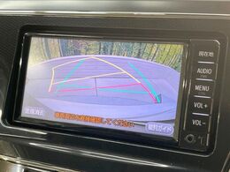 【バックカメラ】駐車時に後方がリアルタイム映像で確認できます。大型商業施設や立体駐車場での駐車時や、夜間のバック時に大活躍！運転スキルに関わらず、今や必須となった装備のひとつです！