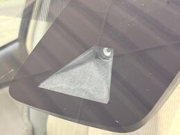 【トヨタセーフティセンス】走行中に前方の車両等を認識し、衝突しそうな時は警報とブレーキで衝突回避と被害軽減をアシスト。より安全にドライブをお楽しみいただけます。