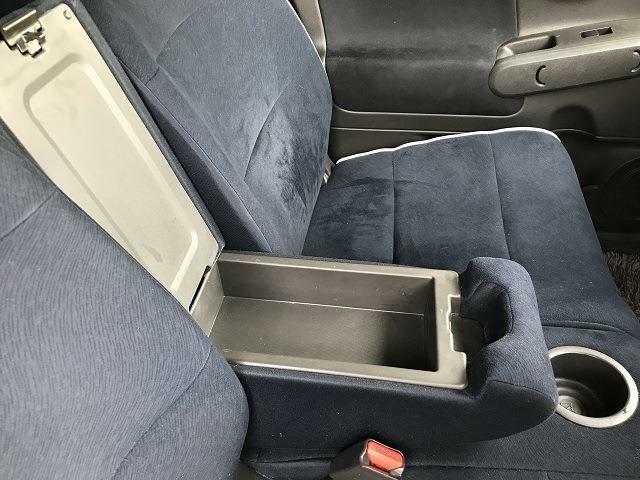 運転席と助手席の間にあるアームレストはボックス式となっています。運転席からも取り出しやすいです。