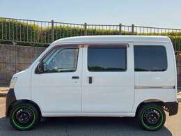 左側面です。こちらは特に目立つ傷や凹みなど無く綺麗な状態です！軽貨物は仕事で使う方が多く、そのため多くの車両が傷や凹み等ある車両ですがこちらは綺麗な外装状態となっています！