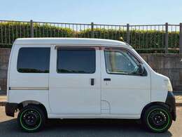 右側面です。フェンダーとフロントドアに1ヶ所ずつ小さな凹みがありますが、目立つ傷はなく綺麗な状態です！