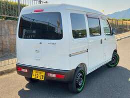 バンパーに合わせた黒ホイールには鮮やかな緑のリムステッカー付！この1ポイントが武骨な軽バンをオシャレな働く車に変えてくれます！