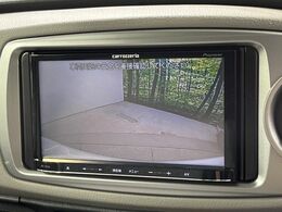 【バックカメラ】駐車時に後方がリアルタイム映像で確認できます。大型商業施設や立体駐車場での駐車時や、夜間のバック時に大活躍！運転スキルに関わらず、今や必須となった装備のひとつです！