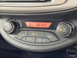 【オートエアコン】一度お好みの温度に設定すれば、車内の温度を検知し風量や温度を自動で調整。暑い…寒い…と何度もスイッチ操作をする必要はありません。快適な車内空間には必須の機能ですね♪