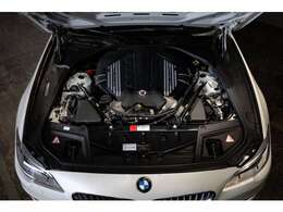 B5ビターボの目玉であるV8エンジン。BMW550iのそれをベースにアルピナがエンジン内部までチューンしたものだ。550ps/5200～6250rpm74.4kg・m/2800～5000rpm。M5とさほど変わらないスペックを誇るのだ
