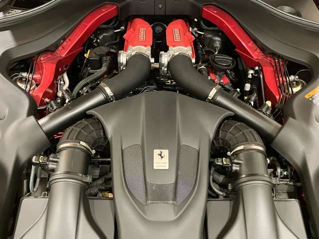 3.9L V8-90°ツインターボエンジン(600CV)