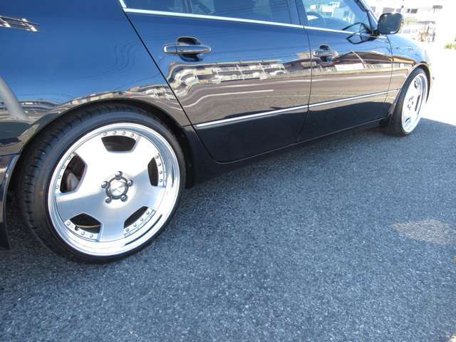 ハンドル操作など通常ご使用で乗れるレベルに車高を調整しました状態です。もちろんここからエアサスコントローラーでお好みの高さに上げ・下げ可能です。