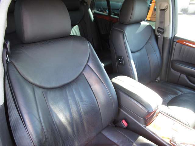 黒本革シートになります！！スレも少なく状態良好です。車内、除菌クリーニング済み！禁煙車両！！