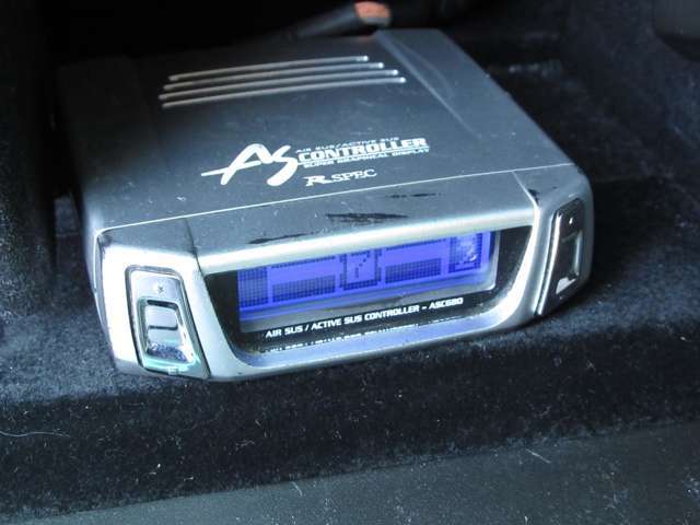 エアサスコントローラーをグローブボックスの中に取り付けしましたので、簡単なボタン操作でお好みで細かく車高変更可能です。