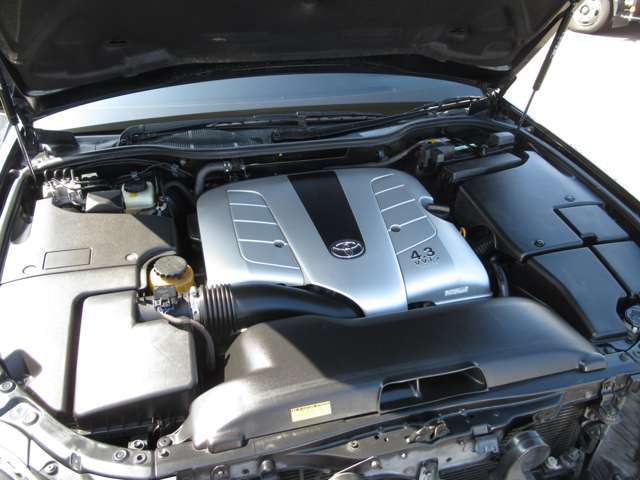 年式を感じさせない大変綺麗なエンジンルームです。4.3リッターのエンジン搭載ですので、かなりのトルクでストレスフリーに軽快に走ります！！タイミングベルト交換歴あり。
