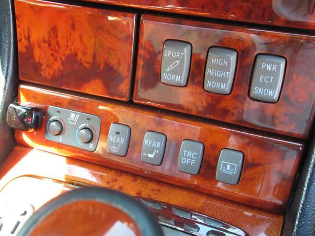 エアサス操作スイッチや、前席左右シートエアコンの操作ダイヤル、リアのサンシェード操作スイッチや、リア席のシートエアコン操作、リア席の電動シート操作スイッチなど高級オプション多数装備です。