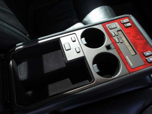 後部席アームレスト内のスイッチでも電動シートの操作や、オーディオ操作、シートエアコン操作やサンシェード操作など可能です。