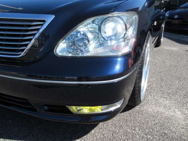 ヘッドランプは明るく高級感のある純正HID（今回社外新品のの8000k球に交換）です！スモールランプ・フォグランプ社外新品の明るいLEDに交換しました！！