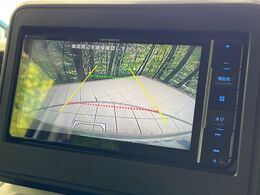 【バックカメラ】駐車時に後方がリアルタイム映像で確認できます。大型商業施設や立体駐車場での駐車時や、夜間のバック時に大活躍！運転スキルに関わらず、今や必須となった装備のひとつです！