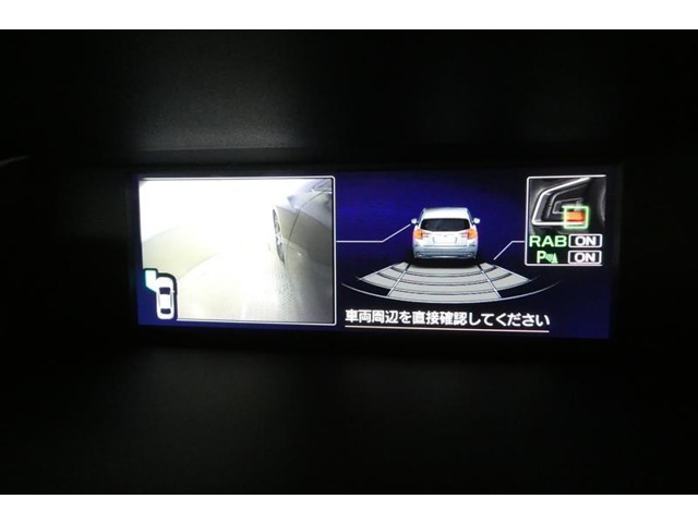 ドアミラーに設置されたカメラからの映像を表示します。路肩への幅寄せ・狭い路地でのすれ違いなどのケースにおいて、車両側方の安全確認や接触回避の操作をサポートします。