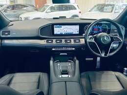 LIBERALAは自分好みのライブラリーでお好きな本を選んでいく楽しさと同じように、ご自身の感性に合ったプレミアムカーを選んでいく楽しさを感じて頂くための空間をご提供させて頂きます。