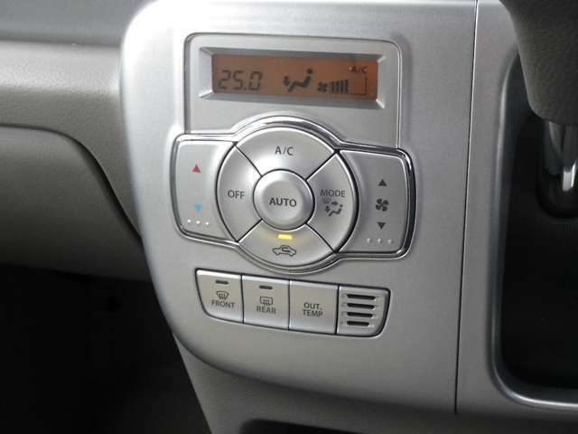 フルオートエアコン　　「オート」を使って温度設定、車内の温度はいつも快適ですよ♪