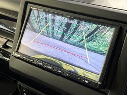 【バックカメラ】駐車時に後方がリアルタイム映像で確認できます。大型商業施設や立体駐車場での駐車時や、夜間のバック時に大活躍！運転スキルに関わらず、今や必須となった装備のひとつです！