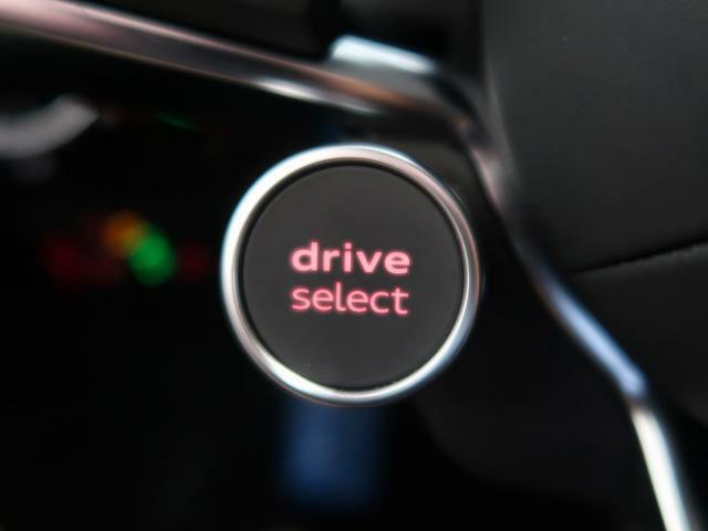 Audiドライブセレクト『サスペンション、パワーステアリング、エンジン、トランスミッションなどの特性をスイッチ一つで切り替え可能！ドライバーの好みに合わせてドライブを楽しんでいただけます。』