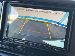 【バックカメラ】駐車時に後方がリアルタイム映像で確認できます。大型商業施設や立体駐車場での駐車時や、夜間のバック時に大活躍！運転スキルに関わらず、今や必須となった装備のひとつです！