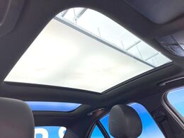 ●パノラミックスライディングルーフ：：大迫力のパノラマルーフは、後部座席にまで続いており、開放的な空間をお楽しみいただけます。