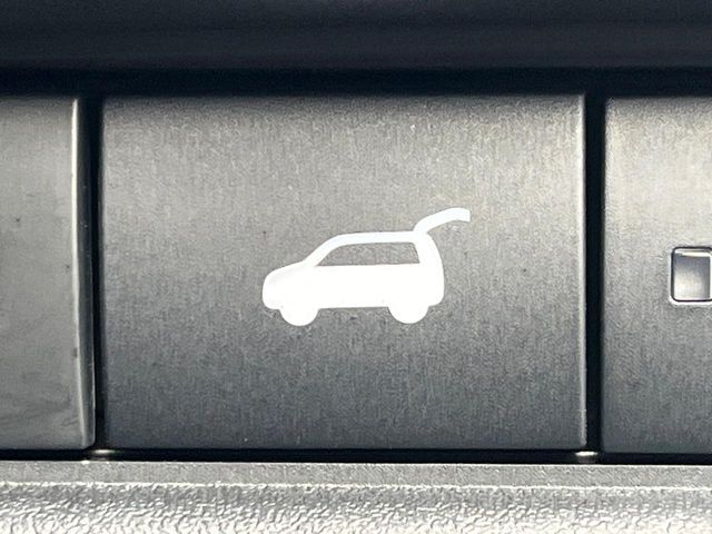 【パワーバックドア】スマートキーや運転席のボタンを押すだけでリアゲートが自動で開閉します！荷物を持っている時や、高い位置にあるバックドアを閉める際に便利な機能です♪