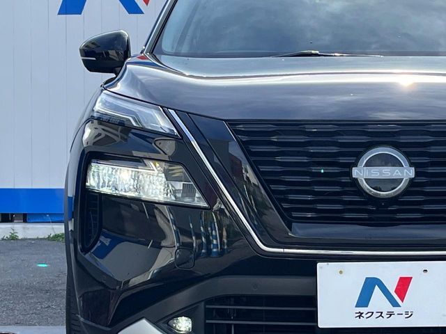 【LEDヘッドライト】悪天候や夜間走行時も良好な視界を確保し安心して運転できる高輝度LEDヘッドライトを装備！点灯速度が早く、消費電力も抑えられています。