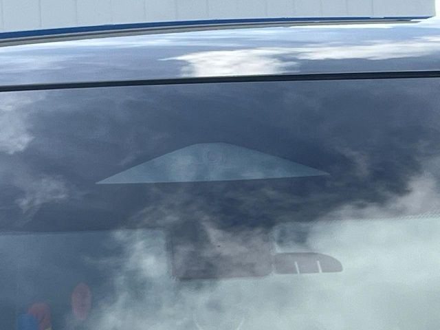 【インテリジェントエマージェンシーブレーキ】フロントカメラで前方の車両や歩行者を検知。衝突しそうな時は衝突被害軽減ブレーキが作動、衝突回避をサポート。より安全にドライブをお楽しみいただけます。