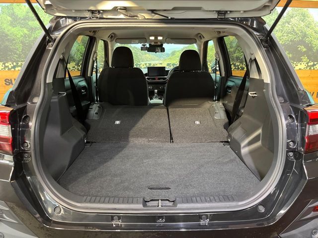 普段のお買い物や通勤、送迎等に十分な荷室スペースを確保しております。セカンドシートを倒すと、大きな荷物の積載も可能です♪