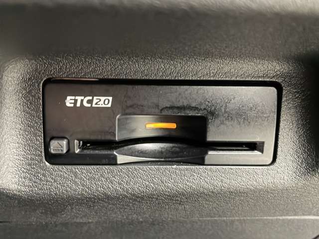 【ETC】有料道路を利用する際に料金所で停止することなく通過できる、ETC車載器（ノンストップ自動料金収受システム機器）が装備されています。セットアップを行うことで利用可能になります。