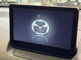 【マツダコネクトナビ】車内の雰囲気にマッチした一体型タイプのナビ。各種車輌設定やBluetooth再生等、様々な機能が楽しめます。直感的なダイヤル操作が可能で、使い勝手も良好です。