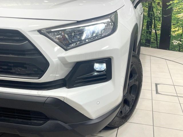インテリアに合わせたデザインのステアリングは、運転される方のことも考え、運転しやすい形状、大きさです。是非一度、実際に触ってお確かめください。